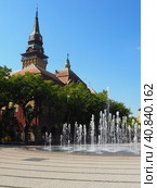 Subotica, Serbia, September 12, 2021. Fountain on the square of Subotica between the City Hall, the building of the National Theater and the City Library. Jets of clean water, splashes and drops. Редакционное фото, фотограф Юлия Петровская / Фотобанк Лори