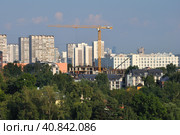 Moscow, Russia - July 22. 2021. Construction in the microdistrict Strogino (2000 год). Редакционное фото, фотограф Володина Ольга / Фотобанк Лори