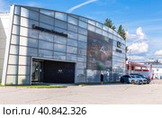 Самара. Дилерский центр Инфинити. Infiniti — подразделение японского автопроизводителя Nissan, выпускающее автомобили класса люкс. (2022 год). Редакционное фото, фотограф FotograFF / Фотобанк Лори