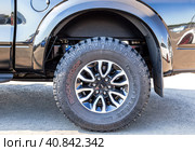 Колесные вседорожные шины Nokian Tyres Rock Proof от внедорожника Ford F-150 Raptor (2022 год). Редакционное фото, фотограф FotograFF / Фотобанк Лори