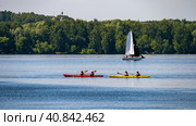 Sailing boats on Moscow River with Strogino (2023 год). Редакционное фото, фотограф Скрипачев Антон / Фотобанк Лори