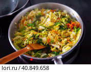 Stewed cabbage in pan on electric stove. Стоковое фото, фотограф Яков Филимонов / Фотобанк Лори