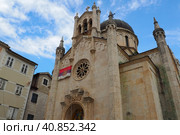 Herceg Novi, Montenegro, August 9, 2022 Crkva Sv. Arhangela Mihaila is an orthodox church in Herceg Novi on Belavista Square. Its exterior is a combination of neo-byzantine, gothic, and roman styles. Редакционное фото, фотограф Юлия Петровская / Фотобанк Лори