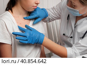 Doctor Checking Skin of Sick Girl. Kid with Red Rash being Examined at the Physician. Allergic Rash, Chicken pox, Monkeypox Symptoms on the Body of Child. Health Problem. Bacterial Infections, Disease. Стоковое фото, фотограф Марина Демидюк / Фотобанк Лори