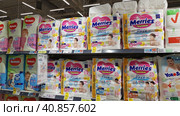 Pampers for children on a shelf in a supermarket (2020 год). Редакционное фото, фотограф Анна Кривицкая / Фотобанк Лори