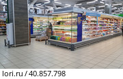 Yogurts on a shelf in a supermarket during the coronavirus epidemic (2020 год). Редакционное фото, фотограф Анна Кривицкая / Фотобанк Лори