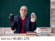 Old male teacher in remuneration concept. Стоковое фото, фотограф Elnur / Фотобанк Лори
