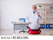 Old male paramedic working in the clinic. Стоковое фото, фотограф Elnur / Фотобанк Лори