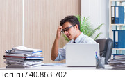 Businessman missing deadline for deliverables in office. Стоковое фото, фотограф Elnur / Фотобанк Лори