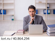 Young male employee working in the office. Стоковое фото, фотограф Elnur / Фотобанк Лори