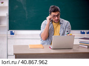 Young male student physicist sitting in the classroom. Стоковое фото, фотограф Elnur / Фотобанк Лори