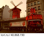 Paris, France 2 June 2007. Moulin Rouge, a classic cabaret in Paris, Located in the 18th municipal arrondissement, on Boulevard Clichy, in the red light district near Place Pigalle. Стоковое фото, фотограф Юлия Петровская / Фотобанк Лори
