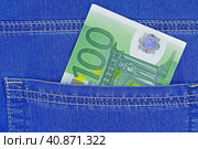 Купюры евро в кармане джинсов. Euro banknotes in blue jeans back pocket. Стоковое фото, фотограф Татьяна Д / Фотобанк Лори