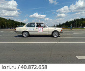 BMW 3 Series (E21) 2-door sedan car on street during retro-cruise (2023 год). Редакционное фото, фотограф Константин Григорьев / Фотобанк Лори