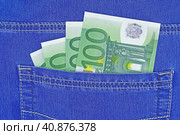 Купюры евро в кармане джинсов. Euro banknotes in blue jeans back pocket. Стоковое фото, фотограф Татьяна Д / Фотобанк Лори