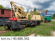 Кран ЛТ-110 (несамоходная крановая установка) для узкоколейных железных дорог солнечным июльским днем. Музей узкоколейных железных дорог. Тесово-Нетыльский, Новгородская область (2023 год). Редакционное фото, фотограф Виктор Карасев / Фотобанк Лори