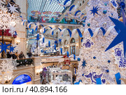 Christmas decoration of the streets. Beautiful festive landscapes in the city. GUM. The central store on Red Square. Decoration in the style of Gzhel. Moscow, December 2023. Редакционное фото, фотограф Photojuli / Фотобанк Лори