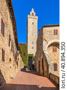 Сан-Джиминьяно, Италия. Башня Torre Grossa, 1300 — 1311 гг. (2017 год). Редакционное фото, фотограф Rokhin Valery / Фотобанк Лори