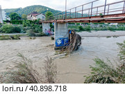 Краснодарский край, Туапсинский район, поселок городского типа, Новоихайловский, река Нечепсухо,  дважды разлившаяся в июле 2023 г. мост пешеходный в потоке реки. Стоковое фото, фотограф Александр Циликин / Фотобанк Лори