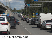 Припаркованные автомобили у обочины. Родственники приехавшие в Дивизию Дзержинского в Балашихе (2023 год). Редакционное фото, фотограф Дмитрий Неумоин / Фотобанк Лори