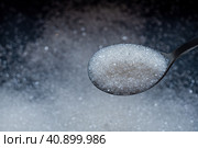 Ложка с сахаром на фоне рассыпчатого сахара. Стоковое фото, фотограф Valeryi Vysotkov / Фотобанк Лори