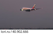 Airbus A380 Emirates landing (2023 год). Редакционное видео, видеограф Игорь Жоров / Фотобанк Лори