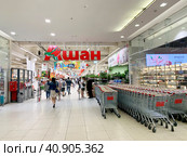 Москва. Гипермаркет "Ашан" в торговом центре "Гагаринский" (2021 год). Редакционное фото, фотограф Овчинникова Ирина / Фотобанк Лори