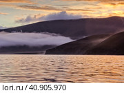Живописный вечерний вид на морское побережье. Красивая вода и облака над холмами. Лето в Арктике. Бухта Провидения, Чукотка, Дальний Восток России. Стоковое фото, фотограф Андрей Степанов / Фотобанк Лори