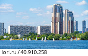 Sailing boats on Moscow River with Strogino (2023 год). Редакционное фото, фотограф Скрипачев Антон / Фотобанк Лори