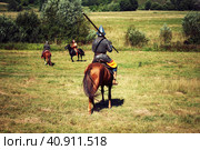 Средневековые конные воины в доспехах (2018 год). Редакционное фото, фотограф Олег Безруков / Фотобанк Лори
