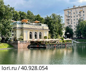 Ресторан Erwin Pavilion на Патриарших прудах в Москве летом (2021 год). Редакционное фото, фотограф Овчинникова Ирина / Фотобанк Лори