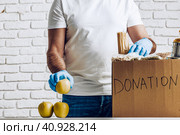 Donation box of food for people suffering from coronavirus pandemia. Стоковое фото, фотограф Сергей Толмачёв / Фотобанк Лори
