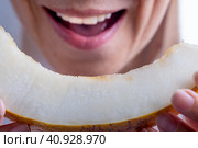 Женщина хочет откусить кусочек дыни. Стоковое фото, фотограф Valeryi Vysotkov / Фотобанк Лори