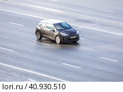 Автомобиль Citroen DS3 едет по улице. Компактный городской хэтчбэк мчится по дороге. Редакционное фото, фотограф Константин Григорьев / Фотобанк Лори
