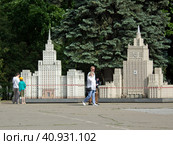 Люди рассматривают макеты московских сталинских высоток на ВДНХ, на территории РГСУ. Москва (2023 год). Редакционное фото, фотограф Елена Орлова / Фотобанк Лори