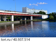 Automobile bridge across the river Skhodnya to Zelenograd in Moscow, Russia (2023 год). Стоковое фото, фотограф Володина Ольга / Фотобанк Лори