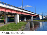 Automobile bridge across the river Skhodnya to Zelenograd in Moscow, Russia (2023 год). Стоковое фото, фотограф Володина Ольга / Фотобанк Лори