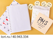 Календарь женского менструального цикла, прокладка, блокнот с чистой страницей для записи. Приход менструации, ПМС, критические дни. Место для текста. Стоковое фото, фотограф Айгуль Миннибаева / Фотобанк Лори