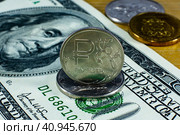 Российские монеты с символом рубля на стодолларовой купюре. Стоковое фото, фотограф Анна Аникова / Фотобанк Лори