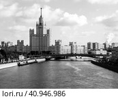 View of skyscapter on the promenade of Moscow river, Russia. Black and white image (2017 год). Стоковое фото, фотограф VittoriaChe / Фотобанк Лори
