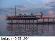Yalta restaurant orange in the evening (2021 год). Редакционное фото, фотограф Анна Кривицкая / Фотобанк Лори