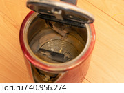 broken old used electric kettle with scale and lime deposits. Стоковое фото, фотограф Андрей Знаменский / Фотобанк Лори