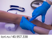 Медсестра учится делать забор крови из вены шприцем на манекене в городе Москве, Россия (2023 год). Редакционное фото, фотограф Николай Винокуров / Фотобанк Лори