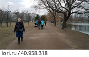 People violating the regime of self-isolation in the square during the coronavirus pandemic (2020 год). Редакционное фото, фотограф Анна Кривицкая / Фотобанк Лори