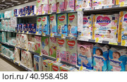 Pampers for children on a shelf in a supermarket (2020 год). Редакционное фото, фотограф Анна Кривицкая / Фотобанк Лори