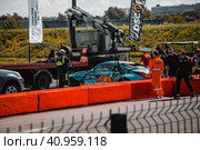 Cleaning of a damaged car on the highway (2023 год). Редакционное фото, фотограф Ярославский Максим / Фотобанк Лори
