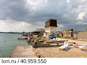 Крым, Евпатория, море, фавелы (2022 год). Редакционное фото, фотограф Андрей Макаренко / Фотобанк Лори