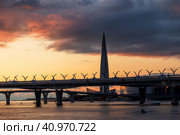Санкт-Петербург, Россия. Городской пейзаж с большим небоскребом, мостами и эстакадой скоростной автомагистрали. Современная архитектура и городская инфраструктура. Городской пейзаж на закате. Редакционное фото, фотограф Андрей Степанов / Фотобанк Лори