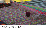 Tashent, Uzbekistan - 4 11 2022: the hand of a weaver weaving a handmade carpet. Редакционное видео, видеограф Aleksey Kidisyuk / Фотобанк Лори