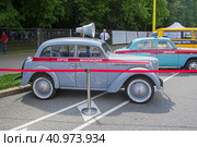 Автомобиль Москвич-401 в цветовой схеме патрульного автомобиля ОРУД. Городской фестиваль старой автомобильной техники на Воробьевых горах, Москва. (2023 год). Редакционное фото, фотограф Сергей Рыбин / Фотобанк Лори